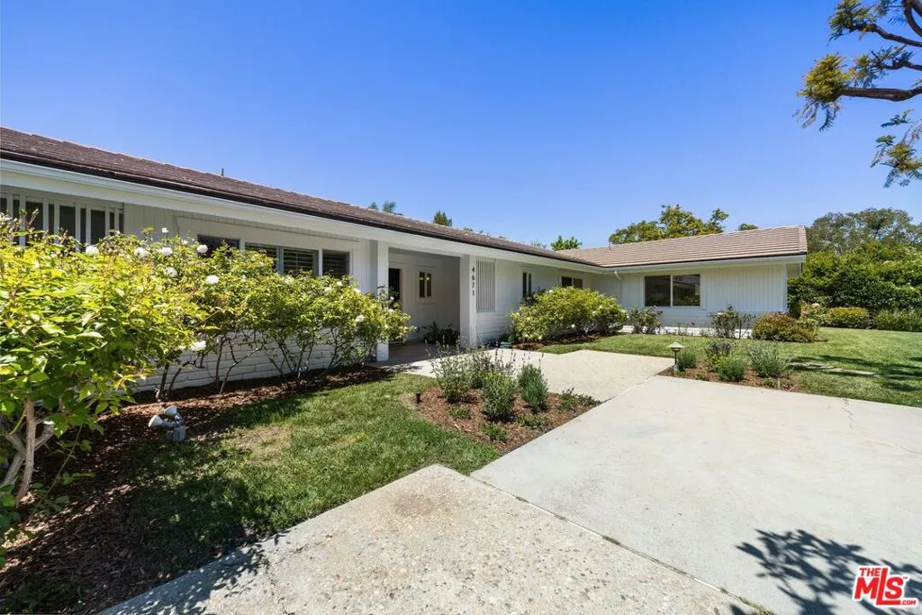 Woodland Hills, California 91364, United States, 5 Bedrooms Bedrooms, ,4 BathroomsBathrooms,Residential,Pending,120326