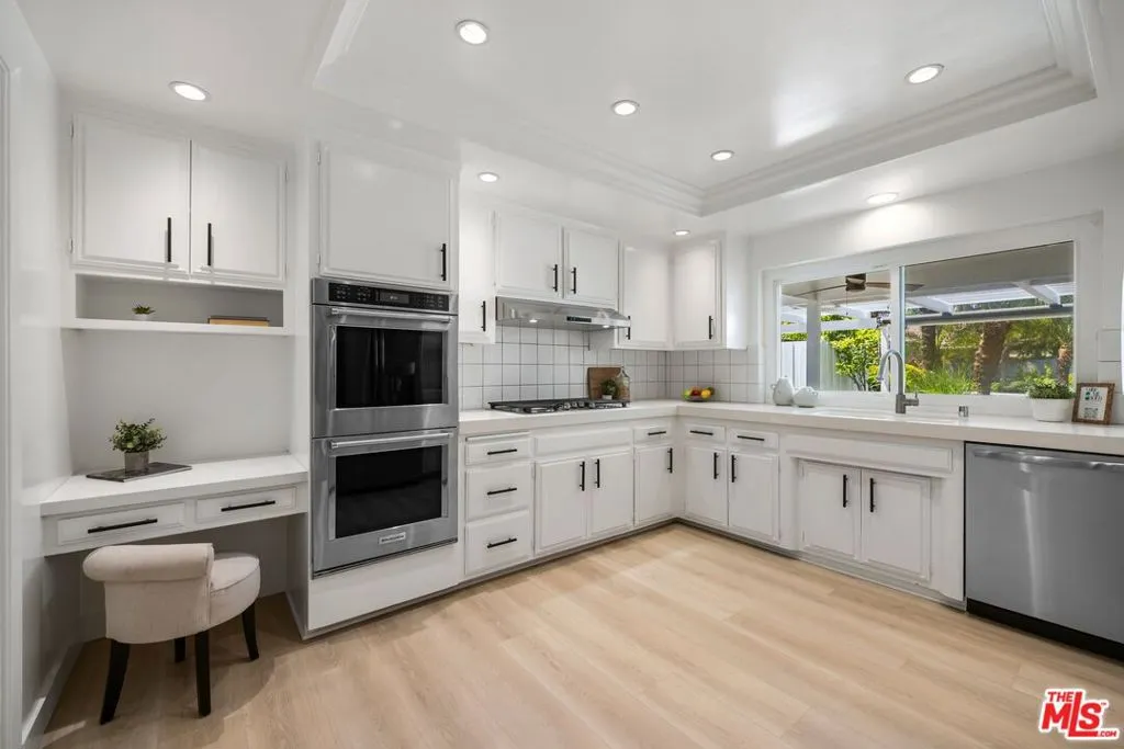 Woodland Hills, California 91364, United States, 5 Bedrooms Bedrooms, ,4 BathroomsBathrooms,Residential,Pending,120326