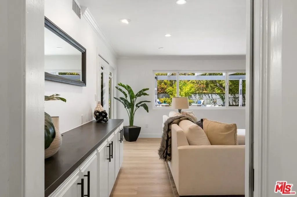 Woodland Hills, California 91364, United States, 5 Bedrooms Bedrooms, ,4 BathroomsBathrooms,Residential,Pending,120326