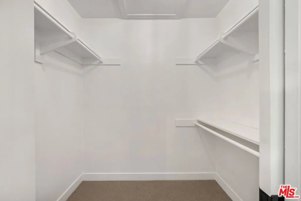 Woodland Hills, California 91364, United States, 5 Bedrooms Bedrooms, ,4 BathroomsBathrooms,Residential,Pending,120326