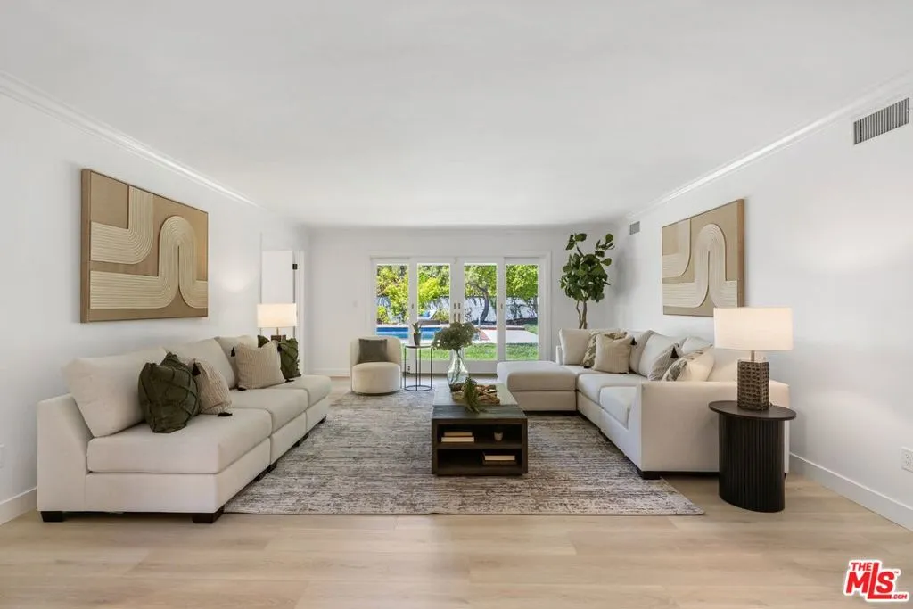 Woodland Hills, California 91364, United States, 5 Bedrooms Bedrooms, ,4 BathroomsBathrooms,Residential,Pending,120326