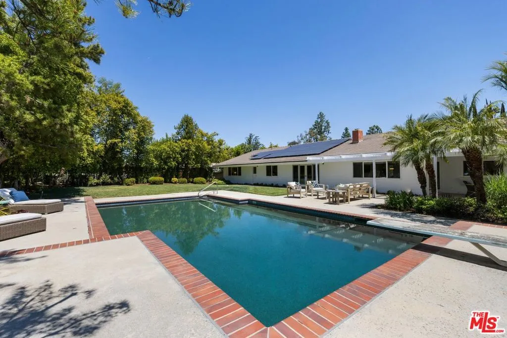 Woodland Hills, California 91364, United States, 5 Bedrooms Bedrooms, ,4 BathroomsBathrooms,Residential,Pending,120326