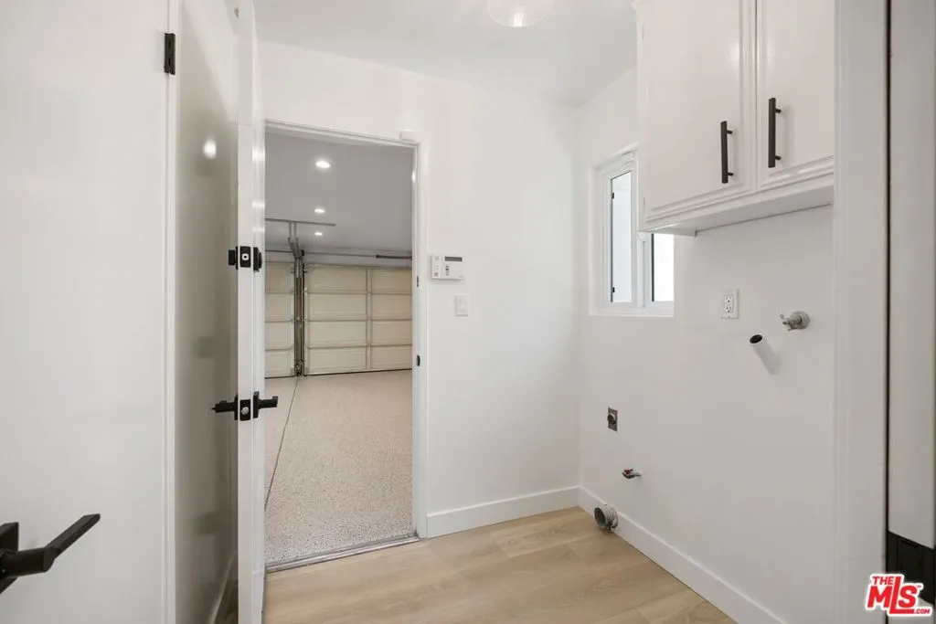 Woodland Hills, California 91364, United States, 5 Bedrooms Bedrooms, ,4 BathroomsBathrooms,Residential,Pending,120326