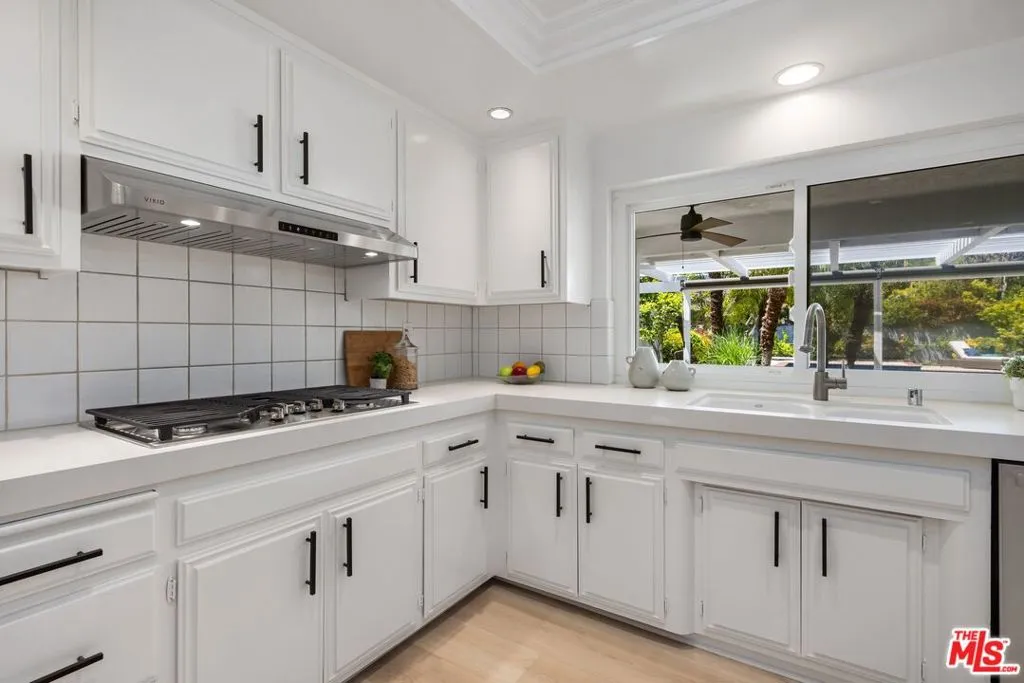 Woodland Hills, California 91364, United States, 5 Bedrooms Bedrooms, ,4 BathroomsBathrooms,Residential,Pending,120326