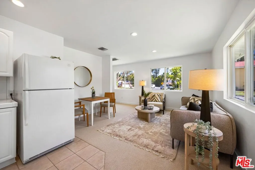 Woodland Hills, California 91364, United States, 5 Bedrooms Bedrooms, ,4 BathroomsBathrooms,Residential,Pending,120326