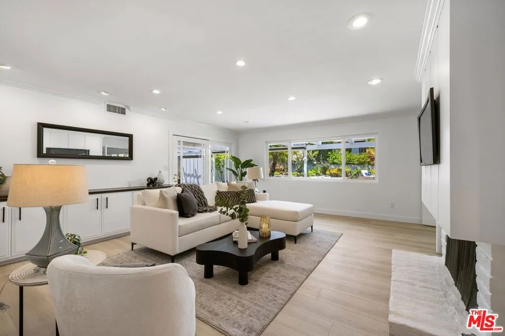 Woodland Hills, California 91364, United States, 5 Bedrooms Bedrooms, ,4 BathroomsBathrooms,Residential,Pending,120326