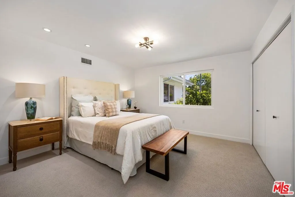 Woodland Hills, California 91364, United States, 5 Bedrooms Bedrooms, ,4 BathroomsBathrooms,Residential,Pending,120326