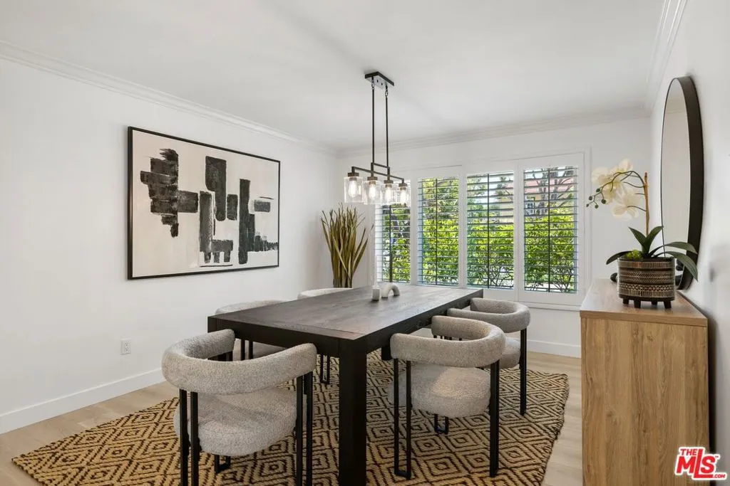 Woodland Hills, California 91364, United States, 5 Bedrooms Bedrooms, ,4 BathroomsBathrooms,Residential,Pending,120326