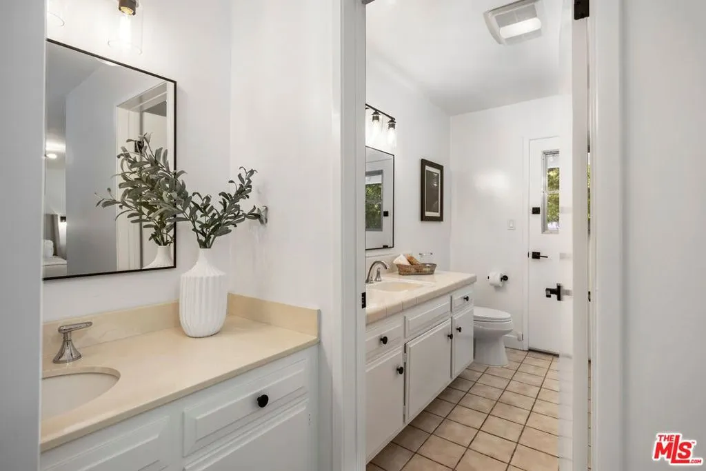 Woodland Hills, California 91364, United States, 5 Bedrooms Bedrooms, ,4 BathroomsBathrooms,Residential,Pending,120326