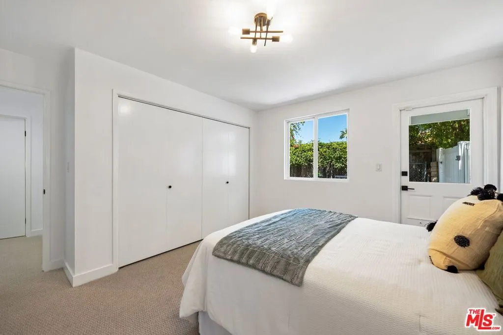 Woodland Hills, California 91364, United States, 5 Bedrooms Bedrooms, ,4 BathroomsBathrooms,Residential,Pending,120326