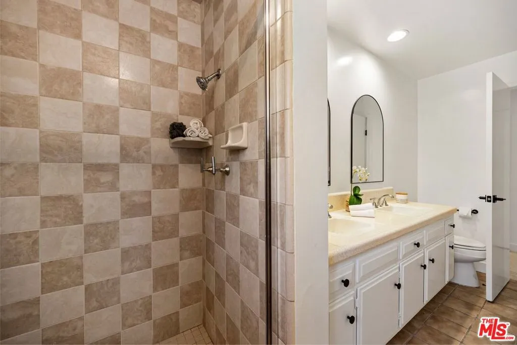 Woodland Hills, California 91364, United States, 5 Bedrooms Bedrooms, ,4 BathroomsBathrooms,Residential,Pending,120326