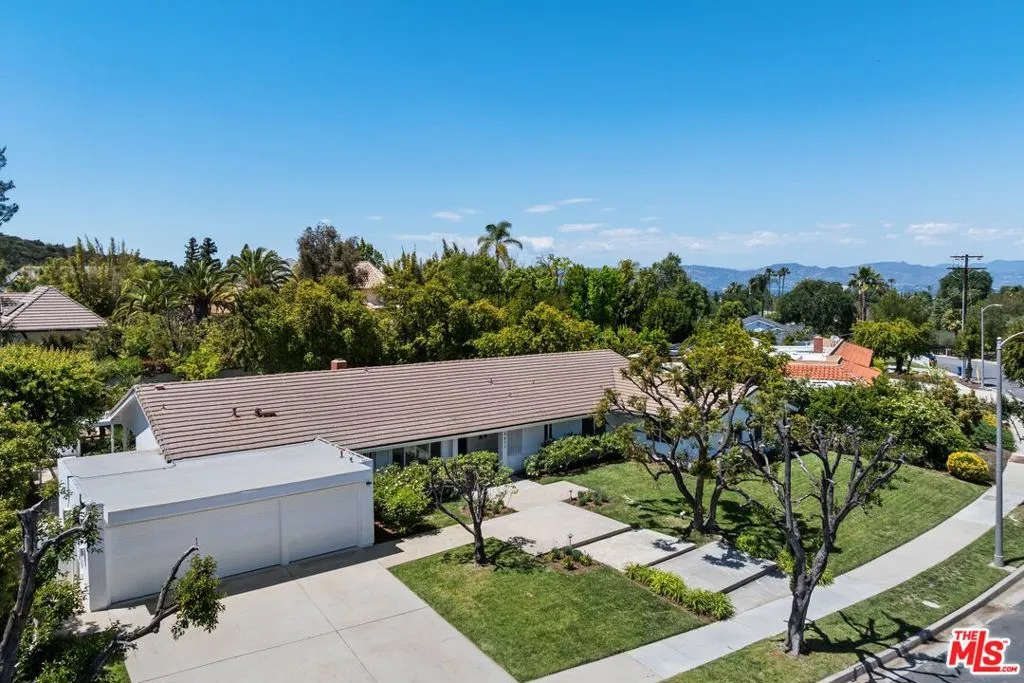 Woodland Hills, California 91364, United States, 5 Bedrooms Bedrooms, ,4 BathroomsBathrooms,Residential,Pending,120326