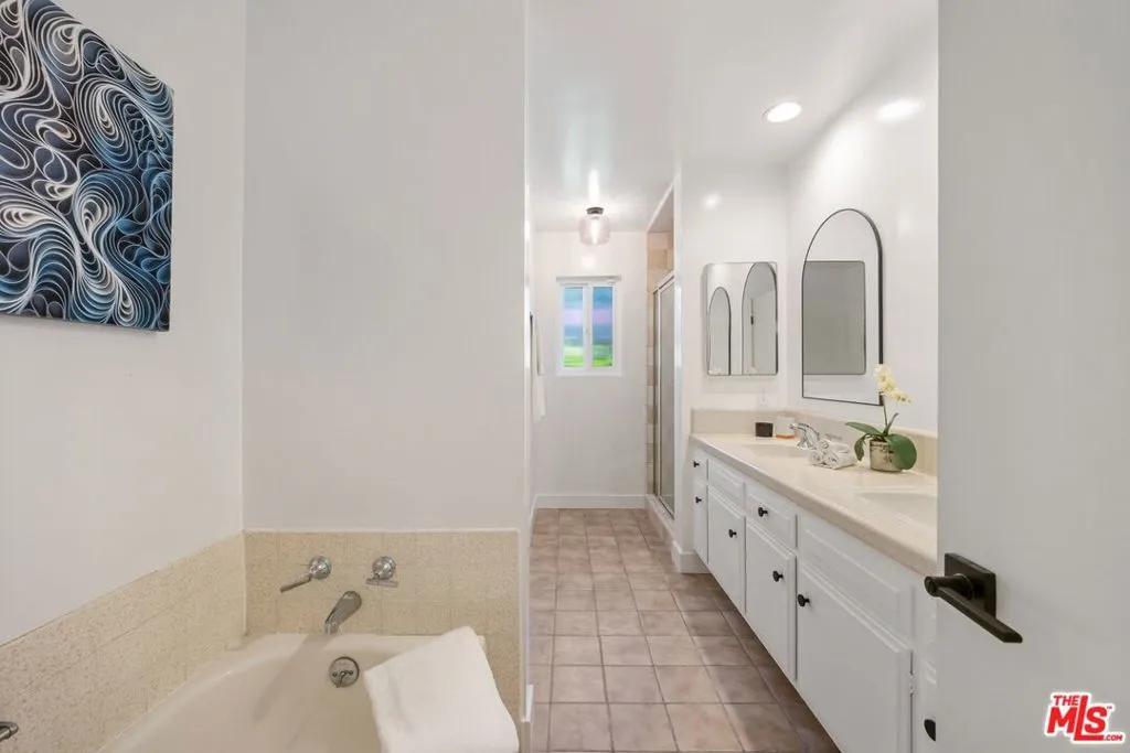 Woodland Hills, California 91364, United States, 5 Bedrooms Bedrooms, ,4 BathroomsBathrooms,Residential,Pending,120326