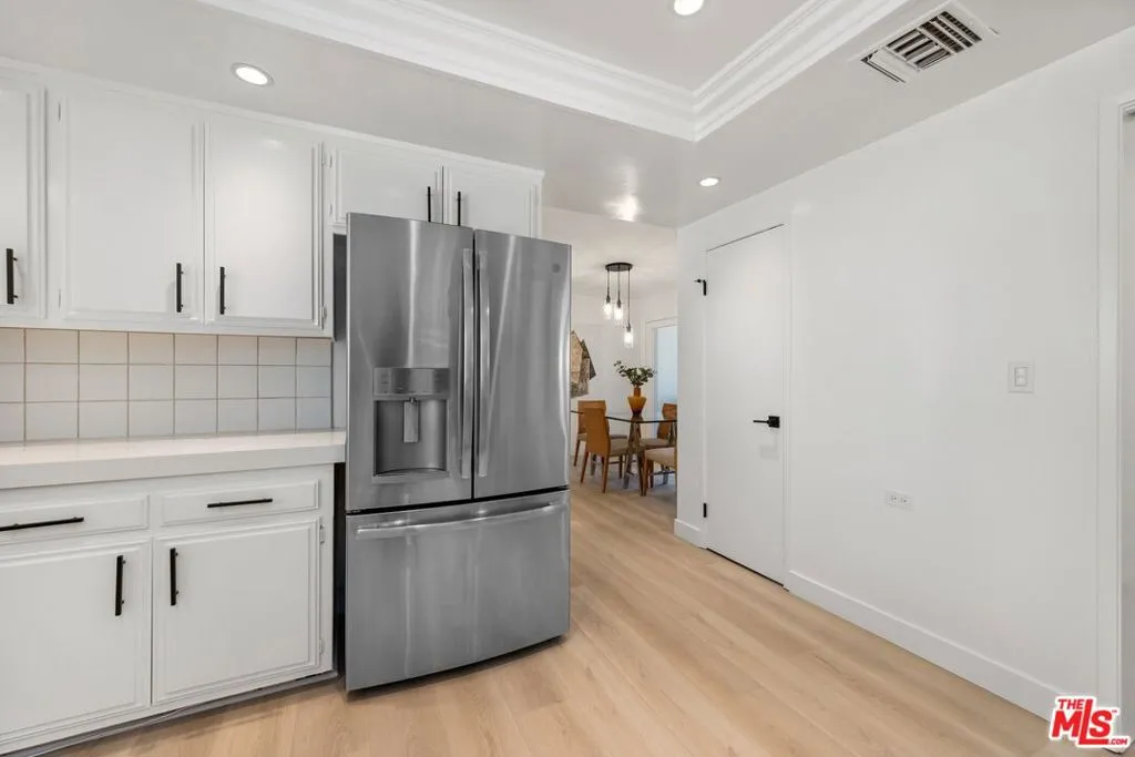 Woodland Hills, California 91364, United States, 5 Bedrooms Bedrooms, ,4 BathroomsBathrooms,Residential,Pending,120326