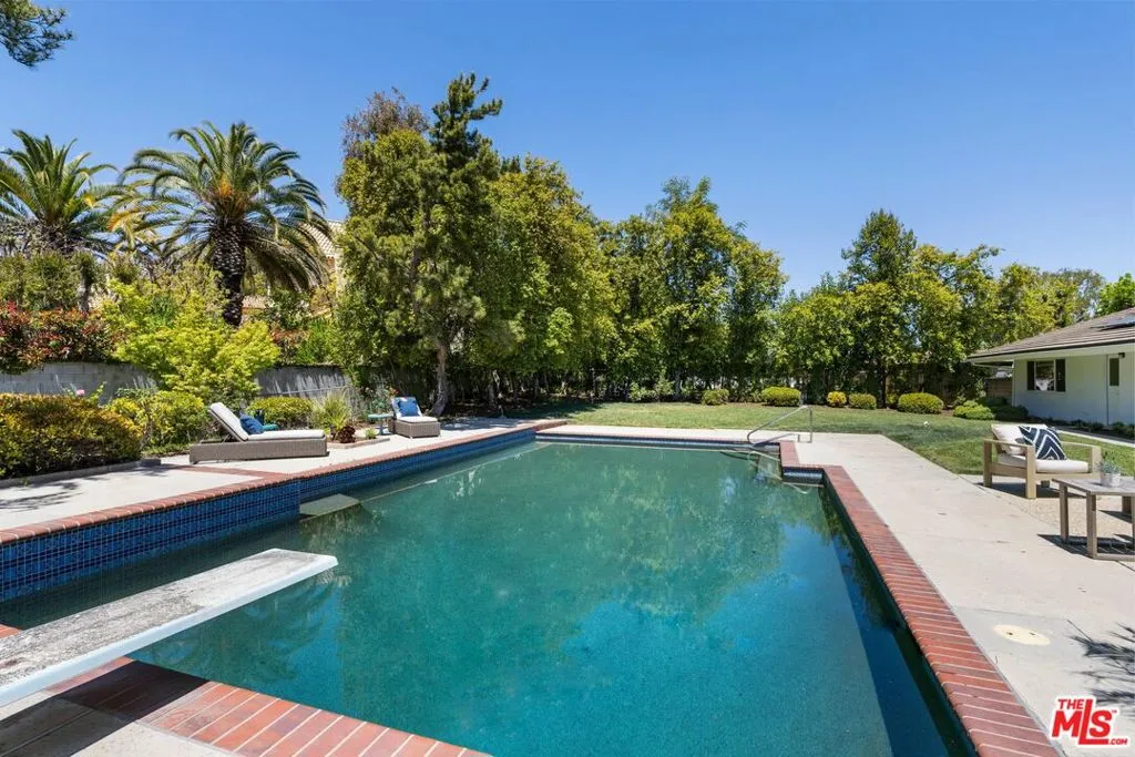 Woodland Hills, California 91364, United States, 5 Bedrooms Bedrooms, ,4 BathroomsBathrooms,Residential,Pending,120326