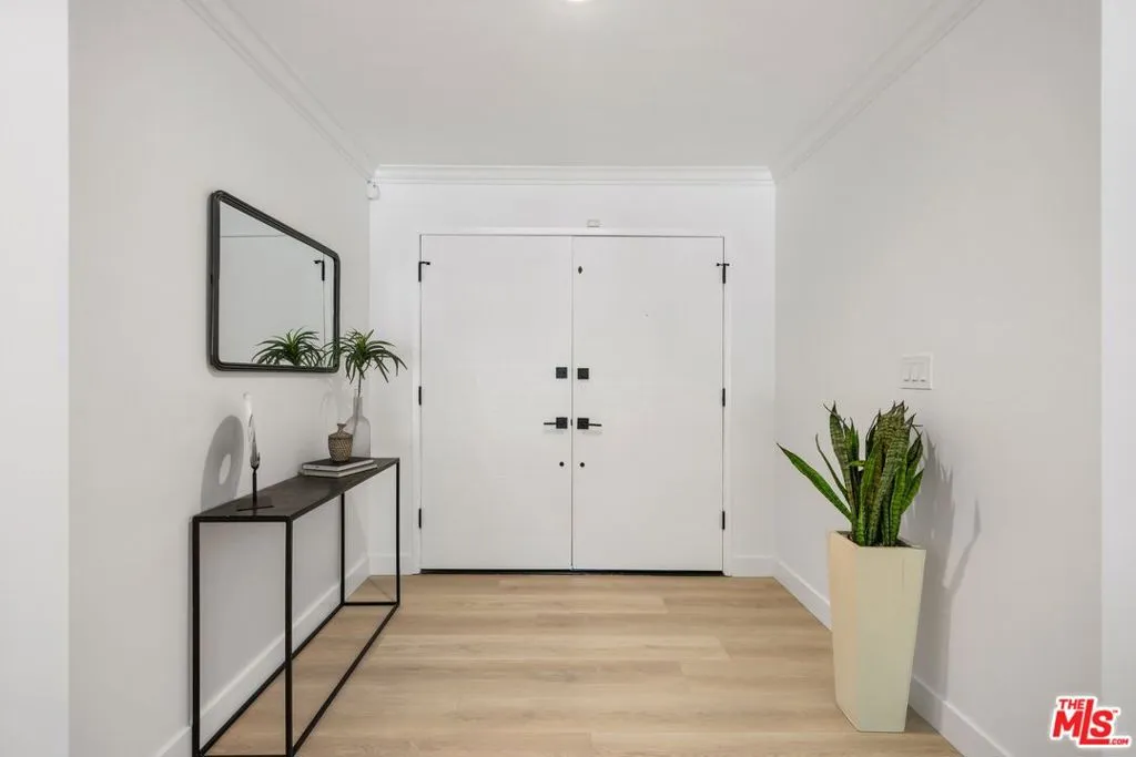 Woodland Hills, California 91364, United States, 5 Bedrooms Bedrooms, ,4 BathroomsBathrooms,Residential,Pending,120326