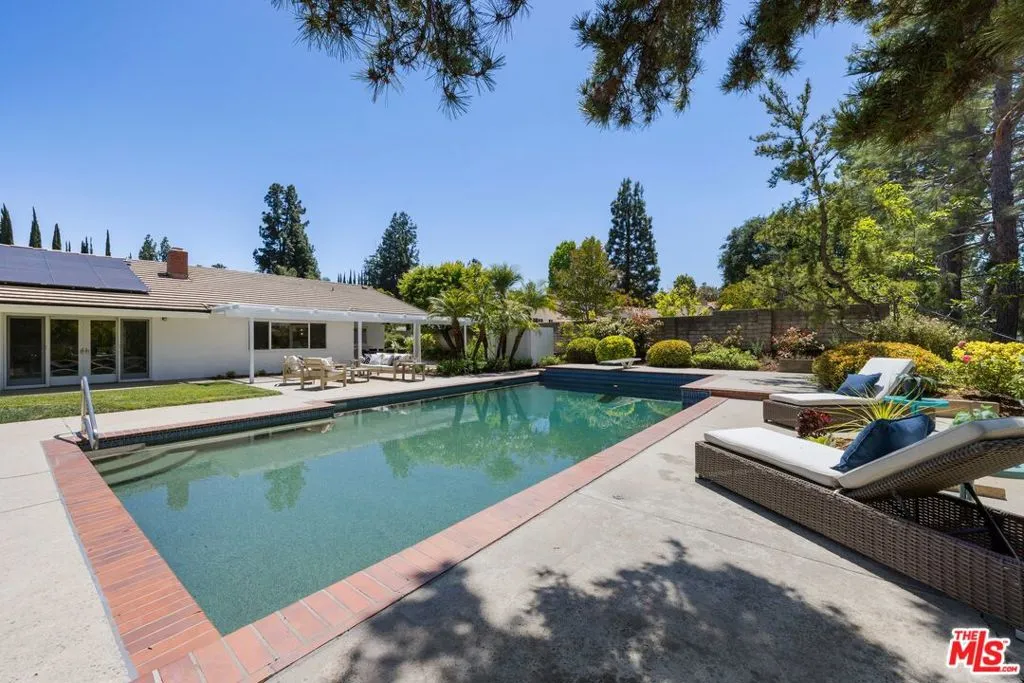 Woodland Hills, California 91364, United States, 5 Bedrooms Bedrooms, ,4 BathroomsBathrooms,Residential,Pending,120326