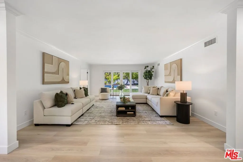 Woodland Hills, California 91364, United States, 5 Bedrooms Bedrooms, ,4 BathroomsBathrooms,Residential,Pending,120326