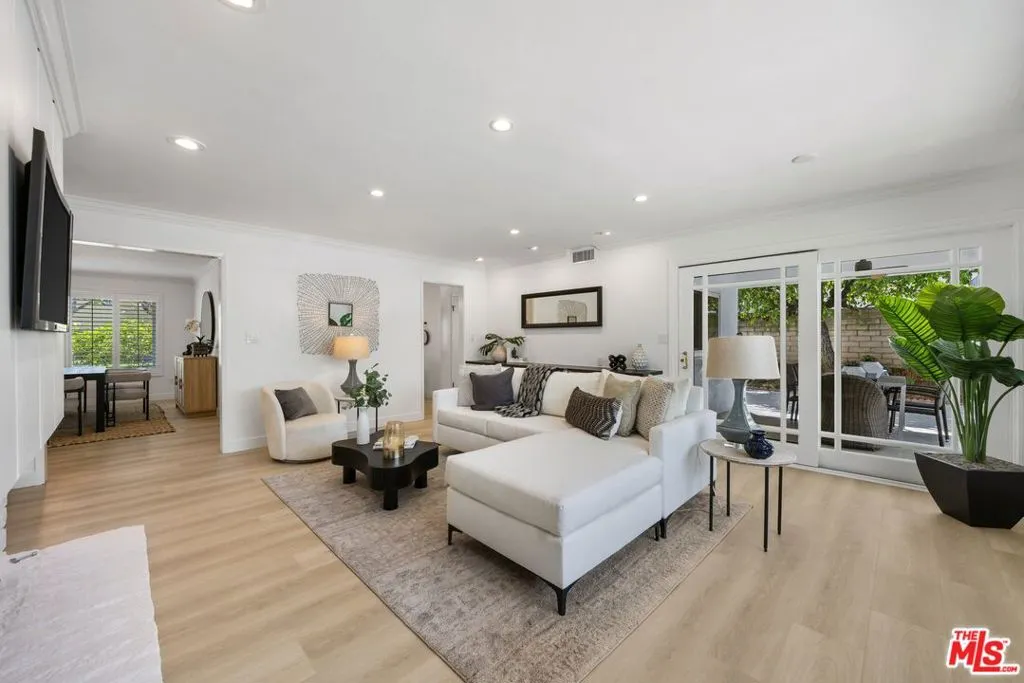 Woodland Hills, California 91364, United States, 5 Bedrooms Bedrooms, ,4 BathroomsBathrooms,Residential,Pending,120326