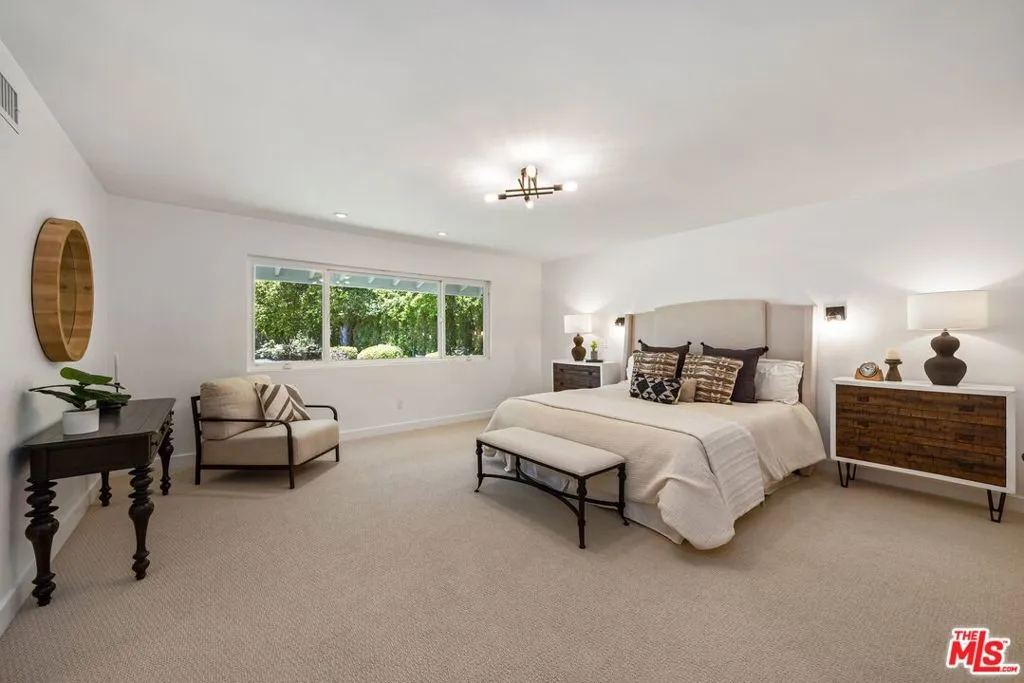 Woodland Hills, California 91364, United States, 5 Bedrooms Bedrooms, ,4 BathroomsBathrooms,Residential,Pending,120326