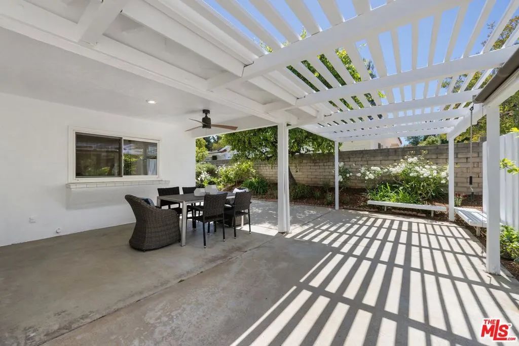 Woodland Hills, California 91364, United States, 5 Bedrooms Bedrooms, ,4 BathroomsBathrooms,Residential,Pending,120326