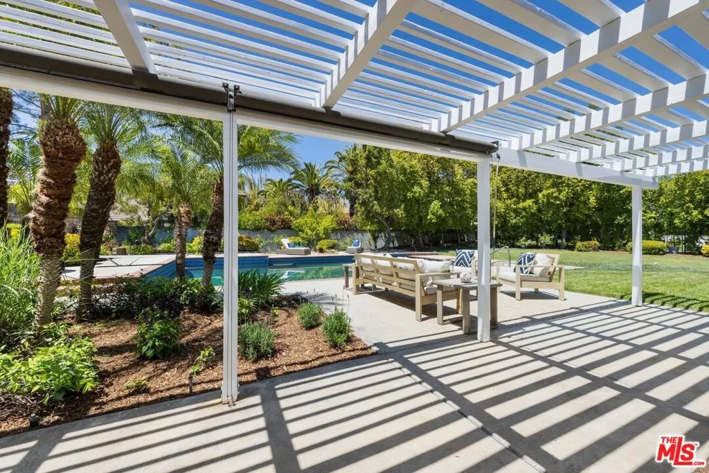 Woodland Hills, California 91364, United States, 5 Bedrooms Bedrooms, ,4 BathroomsBathrooms,Residential,Pending,120326