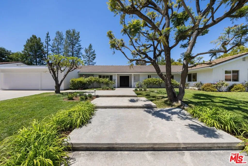 Woodland Hills, California 91364, United States, 5 Bedrooms Bedrooms, ,4 BathroomsBathrooms,Residential,Pending,120326