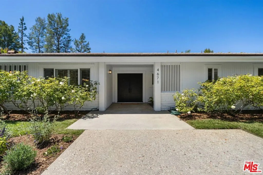 Woodland Hills, California 91364, United States, 5 Bedrooms Bedrooms, ,4 BathroomsBathrooms,Residential,Pending,120326