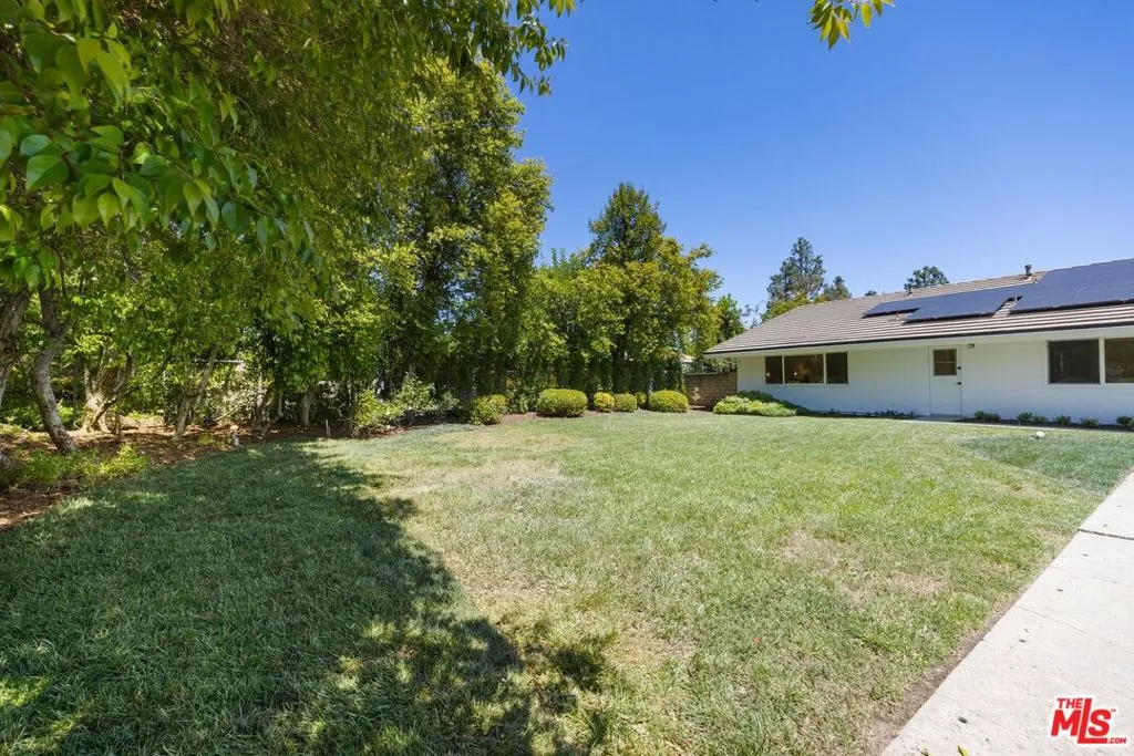 Woodland Hills, California 91364, United States, 5 Bedrooms Bedrooms, ,4 BathroomsBathrooms,Residential,Pending,120326