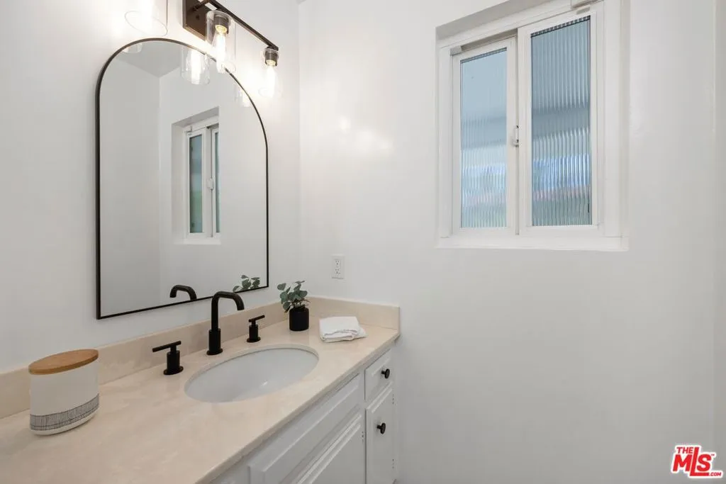 Woodland Hills, California 91364, United States, 5 Bedrooms Bedrooms, ,4 BathroomsBathrooms,Residential,Pending,120326