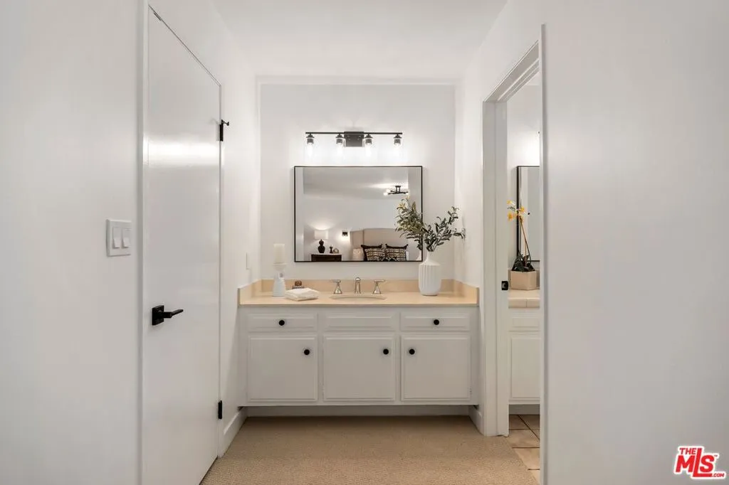 Woodland Hills, California 91364, United States, 5 Bedrooms Bedrooms, ,4 BathroomsBathrooms,Residential,Pending,120326