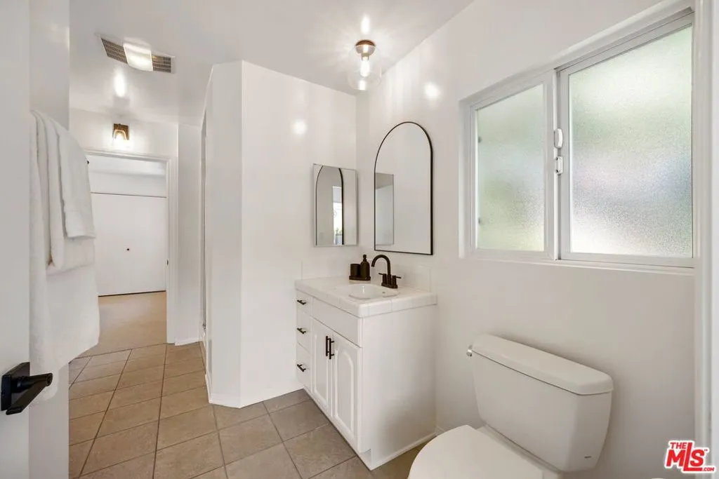 Woodland Hills, California 91364, United States, 5 Bedrooms Bedrooms, ,4 BathroomsBathrooms,Residential,Pending,120326