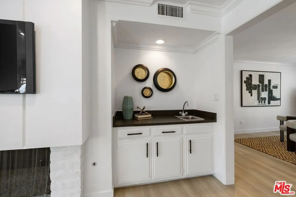 Woodland Hills, California 91364, United States, 5 Bedrooms Bedrooms, ,4 BathroomsBathrooms,Residential,Pending,120326