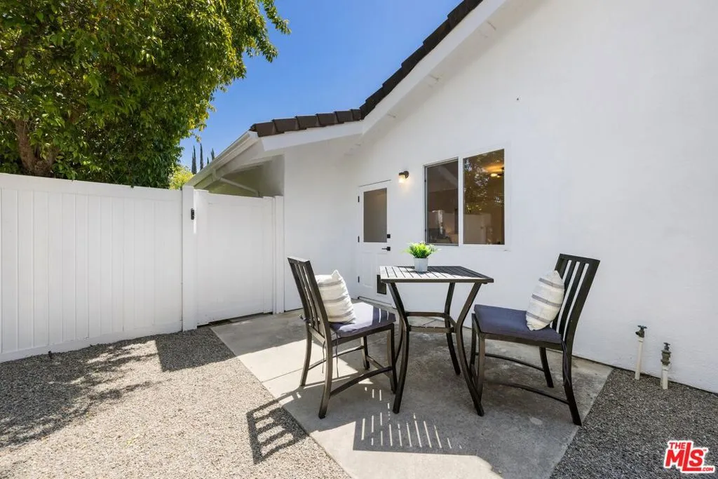 Woodland Hills, California 91364, United States, 5 Bedrooms Bedrooms, ,4 BathroomsBathrooms,Residential,Pending,120326