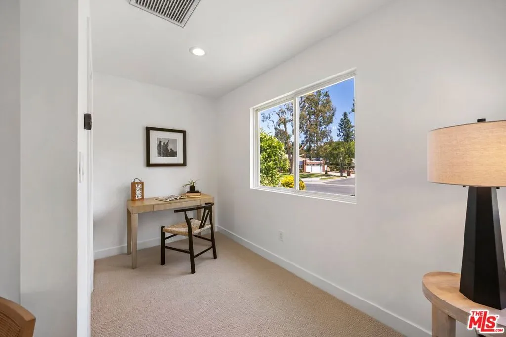 Woodland Hills, California 91364, United States, 5 Bedrooms Bedrooms, ,4 BathroomsBathrooms,Residential,Pending,120326