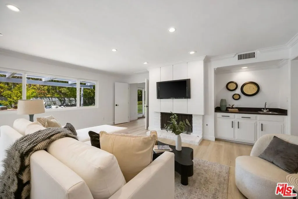 Woodland Hills, California 91364, United States, 5 Bedrooms Bedrooms, ,4 BathroomsBathrooms,Residential,Pending,120326