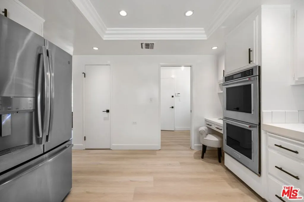 Woodland Hills, California 91364, United States, 5 Bedrooms Bedrooms, ,4 BathroomsBathrooms,Residential,Pending,120326