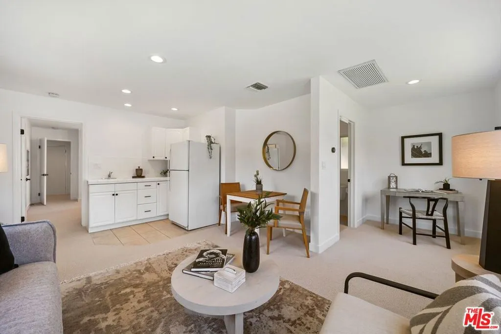 Woodland Hills, California 91364, United States, 5 Bedrooms Bedrooms, ,4 BathroomsBathrooms,Residential,Pending,120326