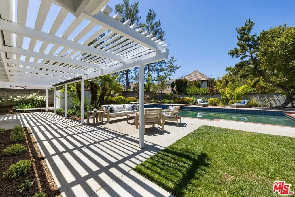 Woodland Hills, California 91364, United States, 5 Bedrooms Bedrooms, ,4 BathroomsBathrooms,Residential,Pending,120326