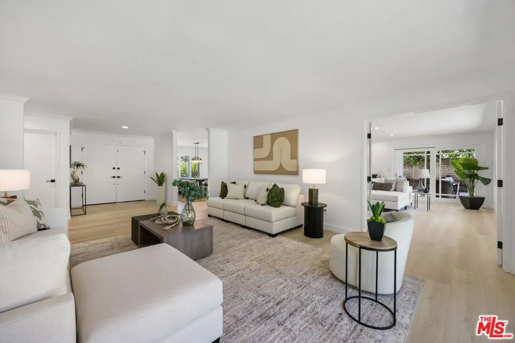 Woodland Hills, California 91364, United States, 5 Bedrooms Bedrooms, ,4 BathroomsBathrooms,Residential,Pending,120326