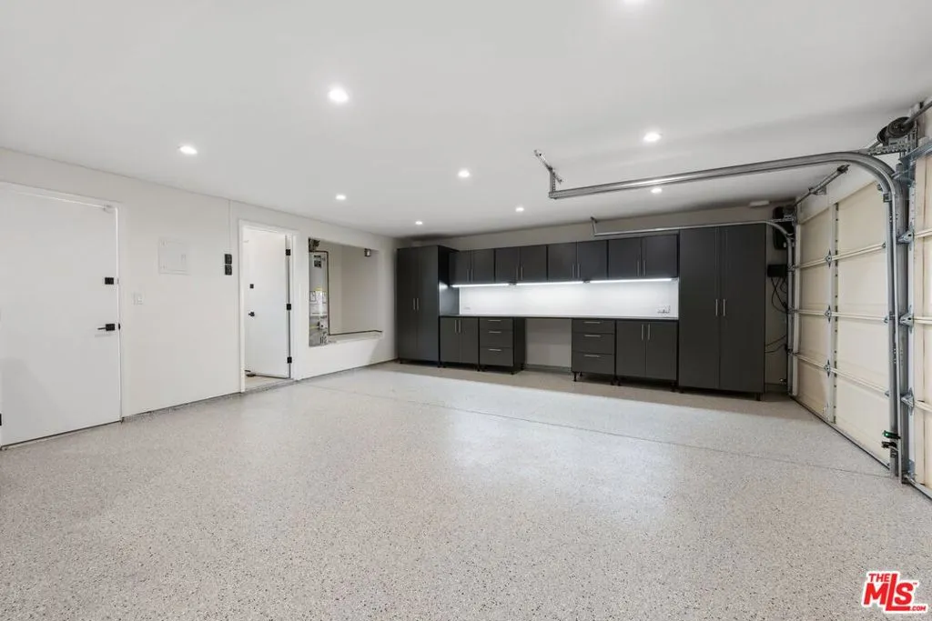 Woodland Hills, California 91364, United States, 5 Bedrooms Bedrooms, ,4 BathroomsBathrooms,Residential,Pending,120326