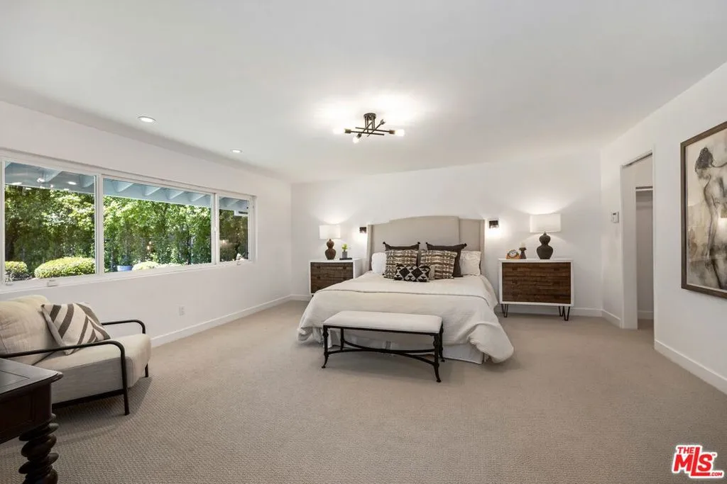 Woodland Hills, California 91364, United States, 5 Bedrooms Bedrooms, ,4 BathroomsBathrooms,Residential,Pending,120326