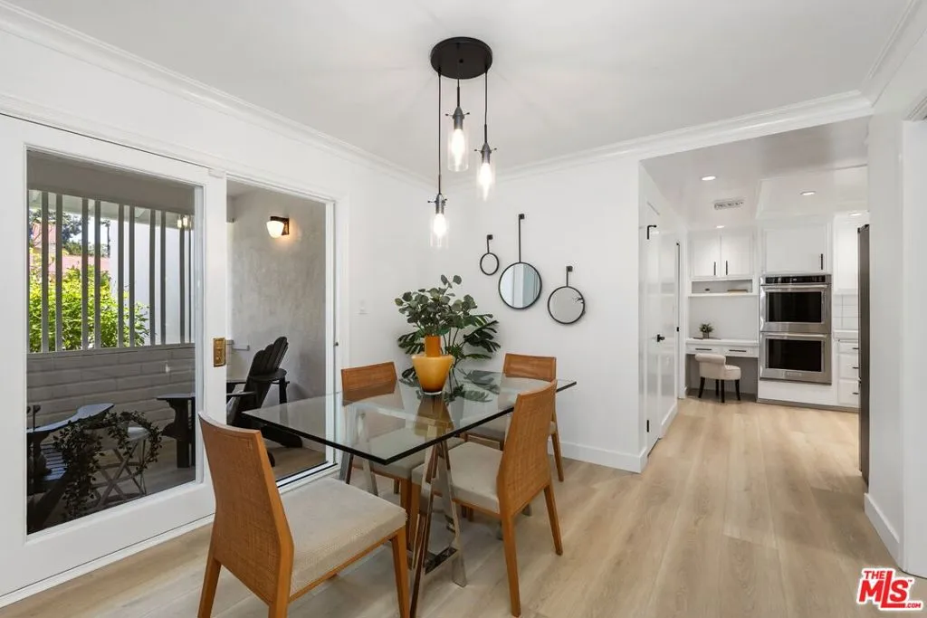 Woodland Hills, California 91364, United States, 5 Bedrooms Bedrooms, ,4 BathroomsBathrooms,Residential,Pending,120326