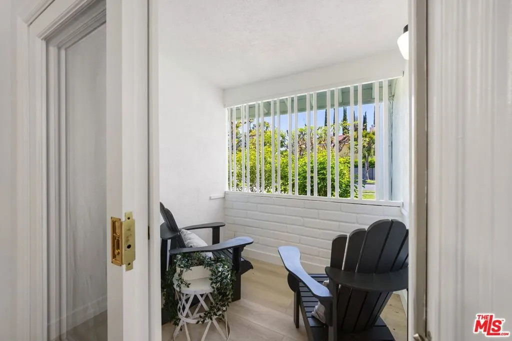 Woodland Hills, California 91364, United States, 5 Bedrooms Bedrooms, ,4 BathroomsBathrooms,Residential,Pending,120326