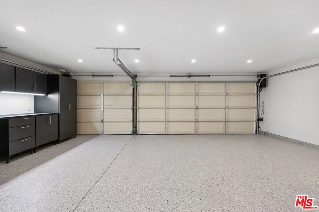 Woodland Hills, California 91364, United States, 5 Bedrooms Bedrooms, ,4 BathroomsBathrooms,Residential,Pending,120326