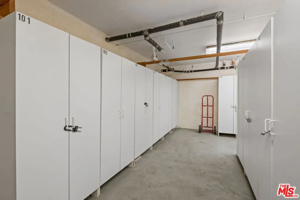 Santa Monica, California 90404, United States, 2 Bedrooms Bedrooms, ,2 BathroomsBathrooms,Residential,Active,212728