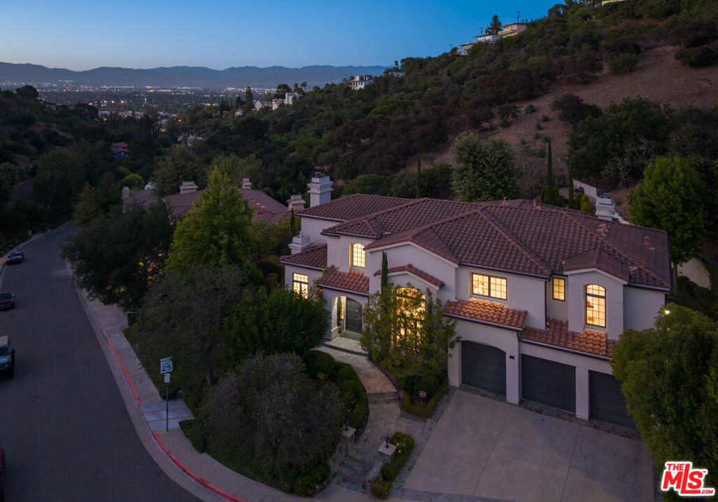 3686 Benedict Canyon Lane