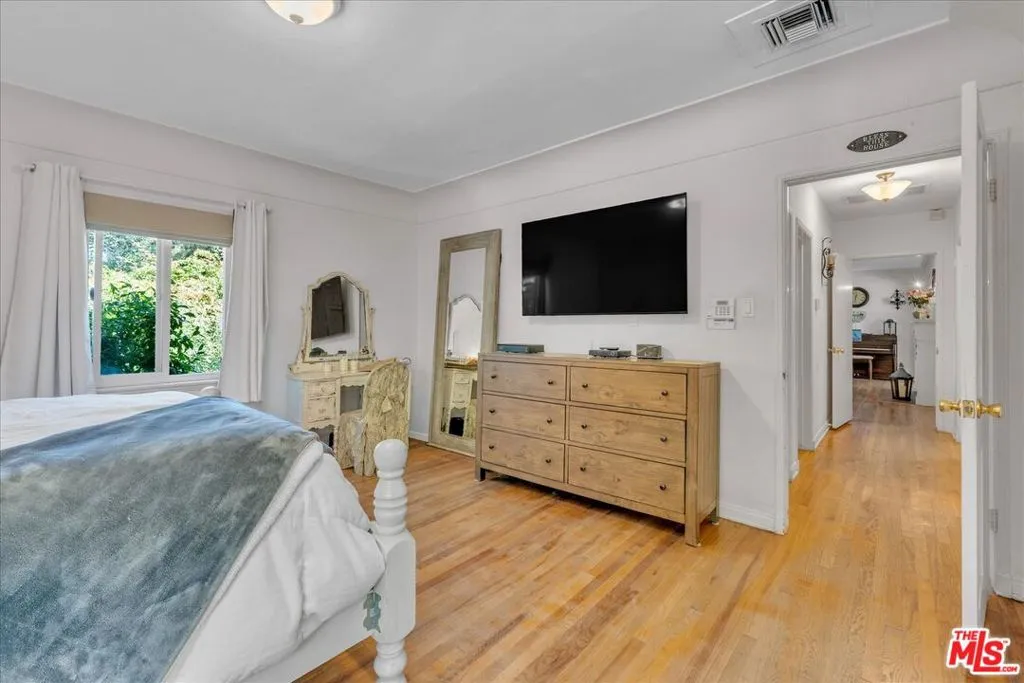 Sherman Oaks, California 91403, United States, 4 Bedrooms Bedrooms, ,2 BathroomsBathrooms,Residential,Active,230016