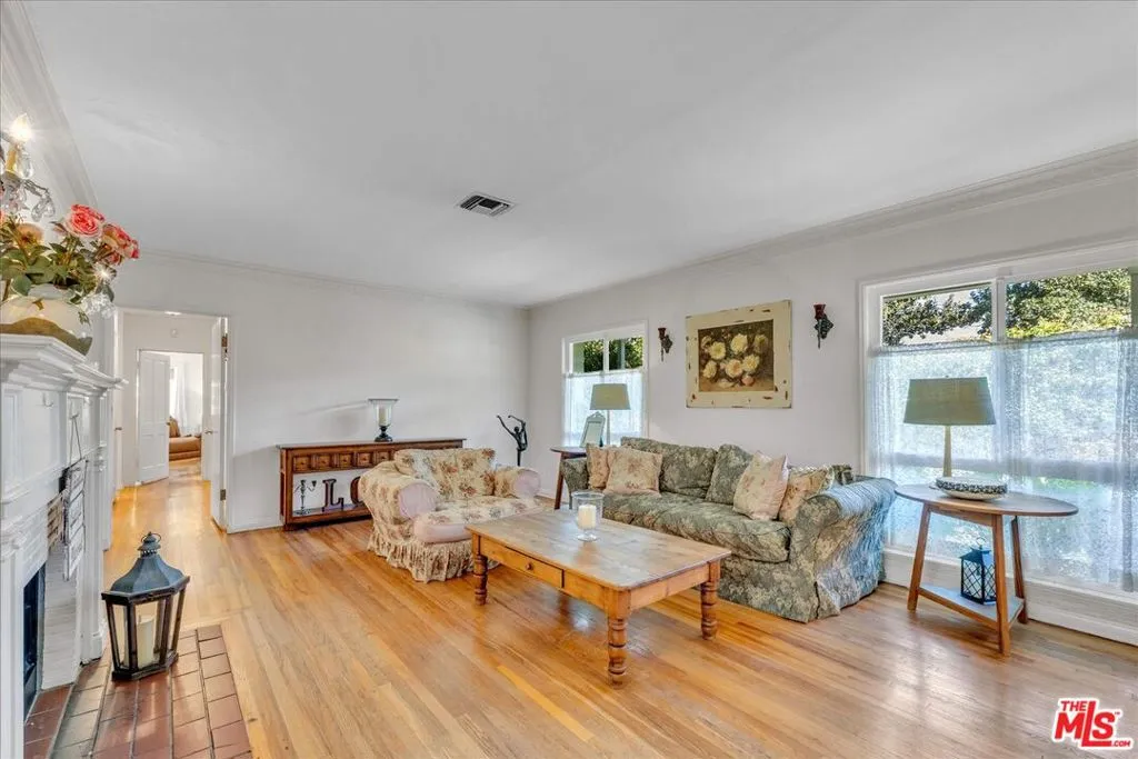 Sherman Oaks, California 91403, United States, 4 Bedrooms Bedrooms, ,2 BathroomsBathrooms,Residential,Active,230016