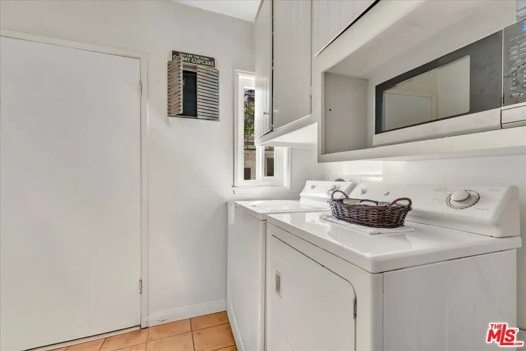 Sherman Oaks, California 91403, United States, 4 Bedrooms Bedrooms, ,2 BathroomsBathrooms,Residential,Active,230016